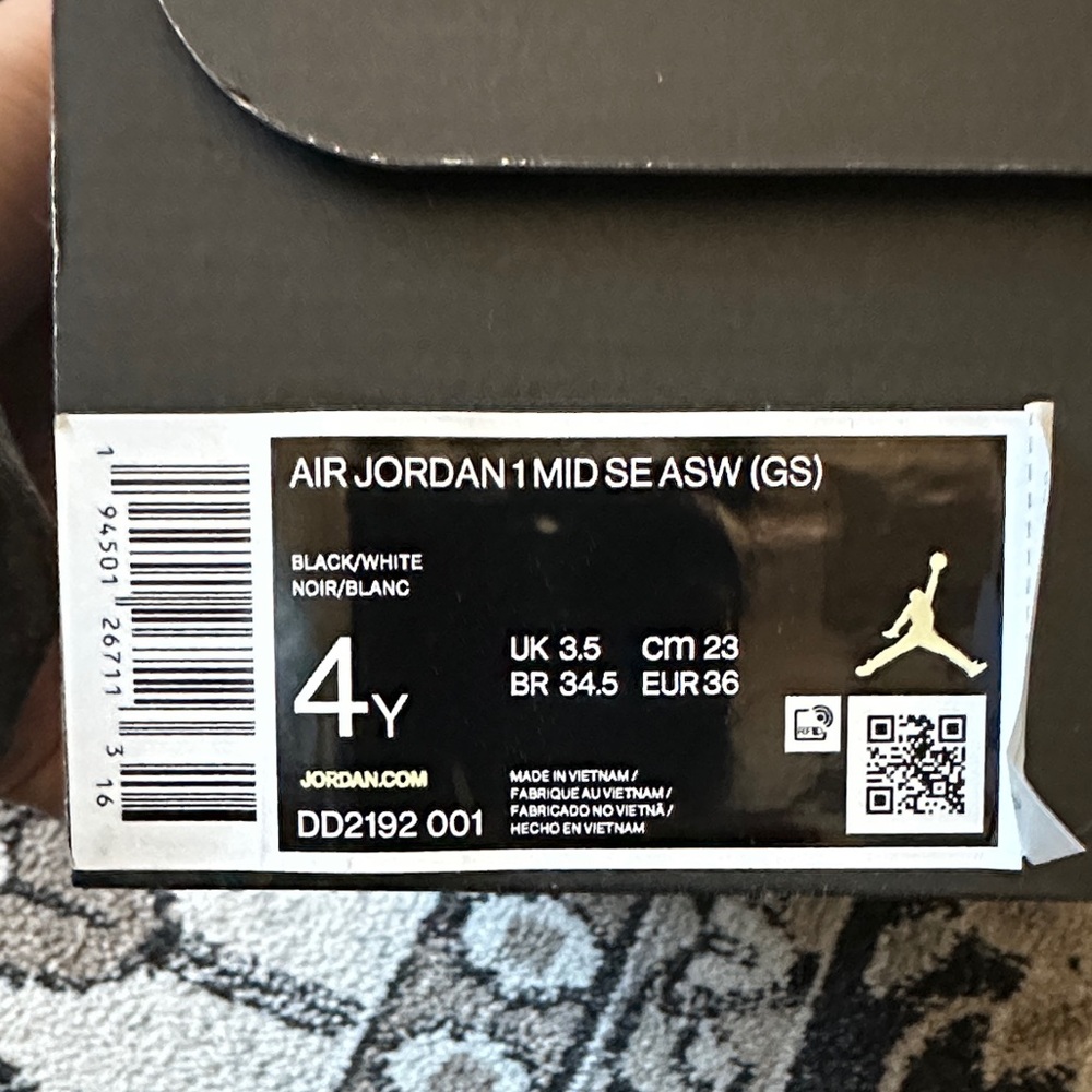 GUC Jordan 1 Mid SE Carbon Fiber Sneakers - Size 4Y - Picture 13 of 16